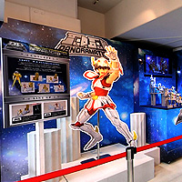 特设网站【AKIBA Showroom】更新了360°可以看到店内的室内景观功能！可以看到“圣斗士星矢特别展”！
