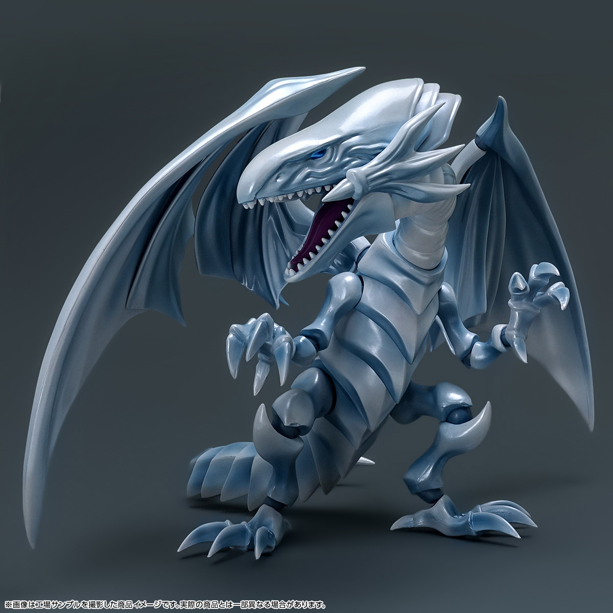 S.H.MonsterArts dragón blanco de ojos azules (una criatura auspiciosa en la mitología china)