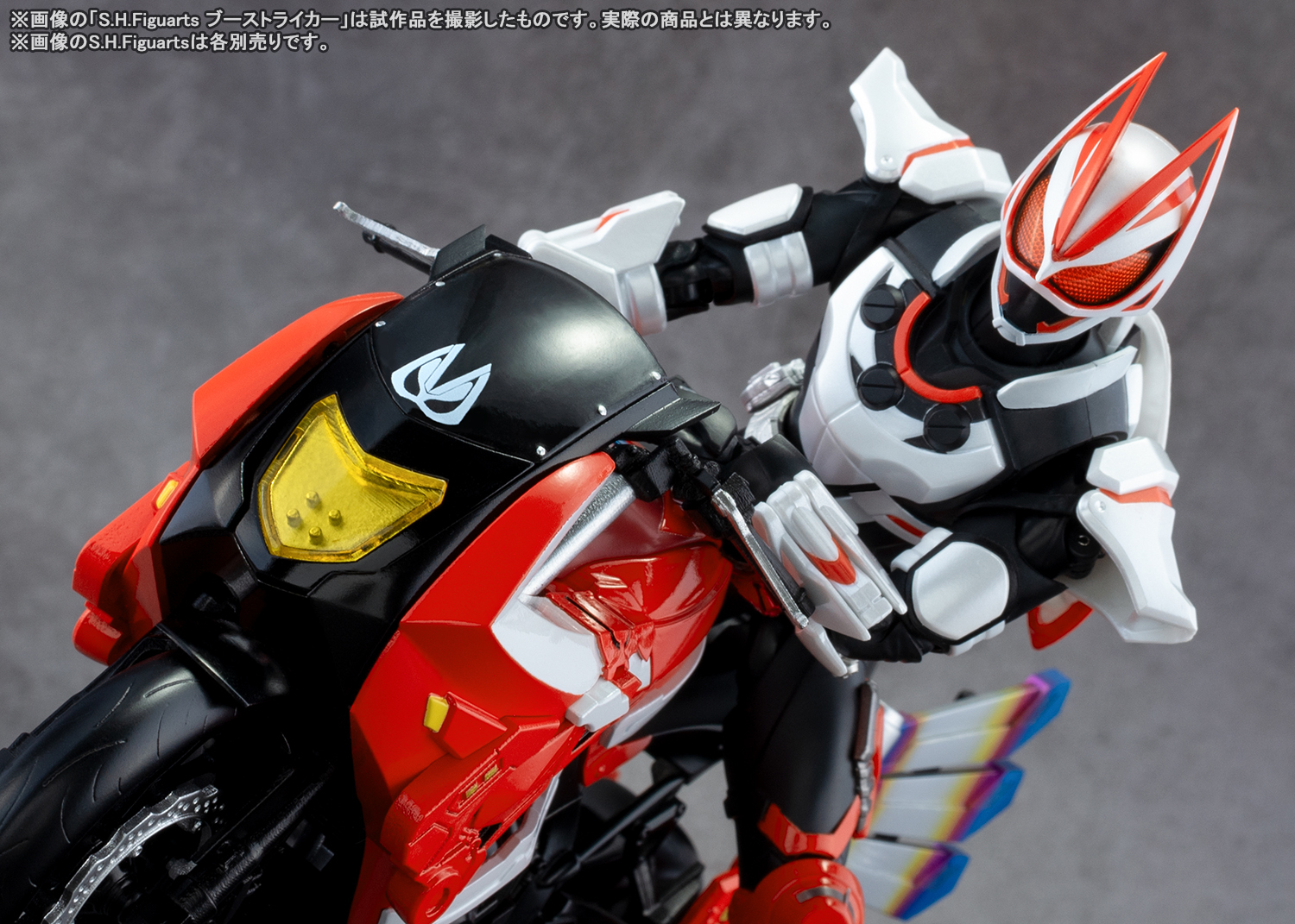 ¡Intensos planos de las máquinas de las dos últimas películas de la serie Kamen Rider! Tamashii web shop S.H.Figuarts GOLDDASH BOOSTRIKER Por encargo " " y " " Introducción de las nuevas tomas.