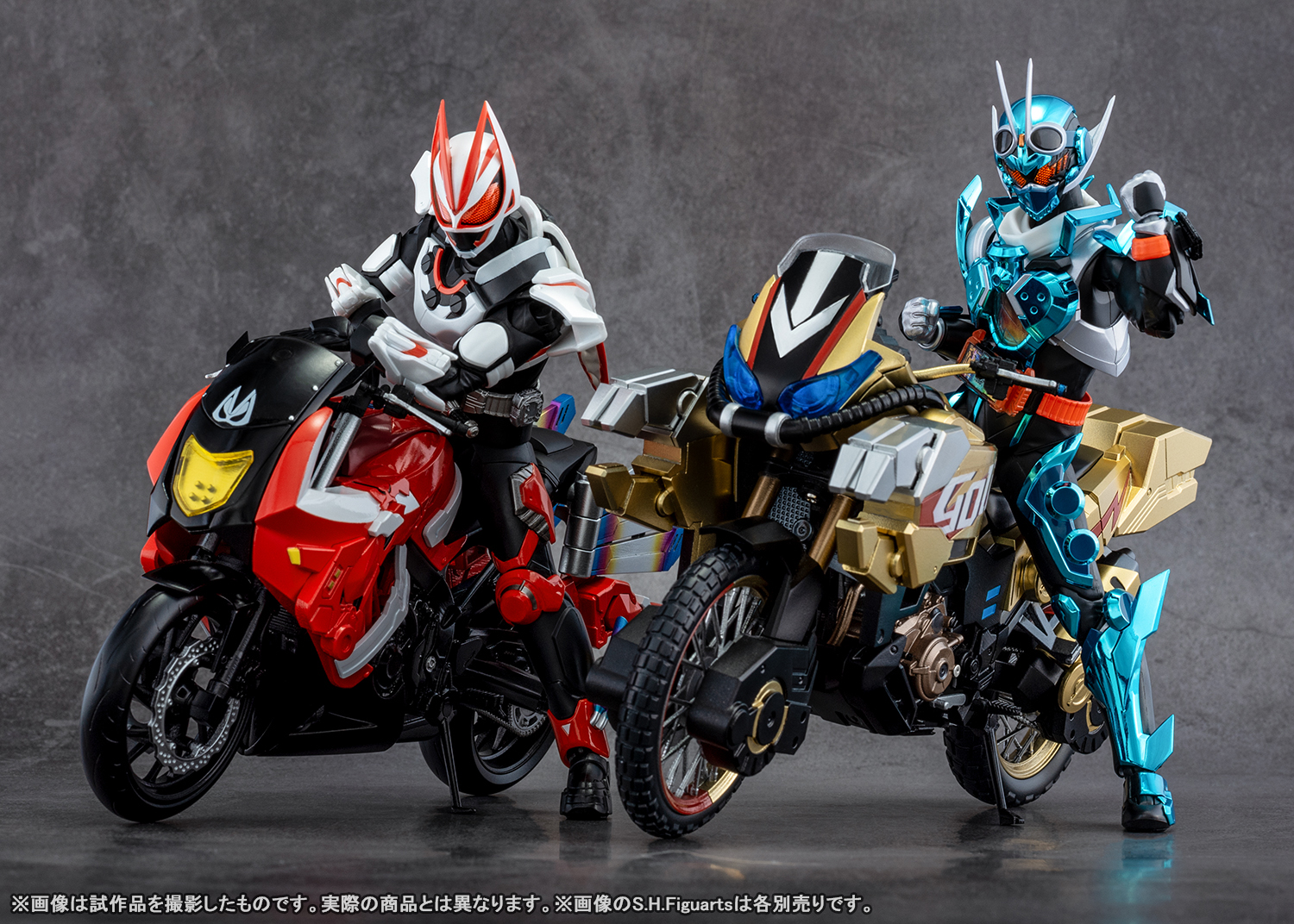 ¡Intensos planos de las máquinas de las dos últimas películas de la serie Kamen Rider! Tamashii web shop Por encargo S.H.Figuarts" GOLDDASH" y "BOOSTRIKER" Introducción de las nuevas tomas.