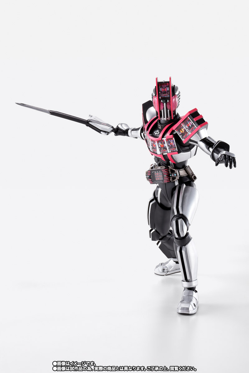 S.H.Figuarts(真骨彫製法) 仮面ライダーディケイド コンプリートフォーム
