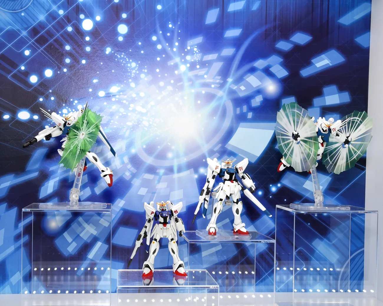 ROBOT魂 ＜SIDE MS＞ ガンダムF91(2020)／2020年5月店頭発売予定
※画像下段左は2010年発売版
©創通・サンライズ