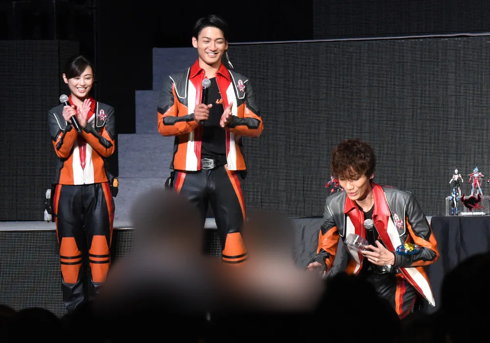 登壇ゲスト手渡しでのプレゼント抽選会
©円谷プロ