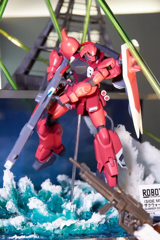 『機動戦士ガンダムSEED DESTINY』からは「ブラストインパルスガンダム」「ガナーザクウォーリア（ルナマリア機）」を参考出品。