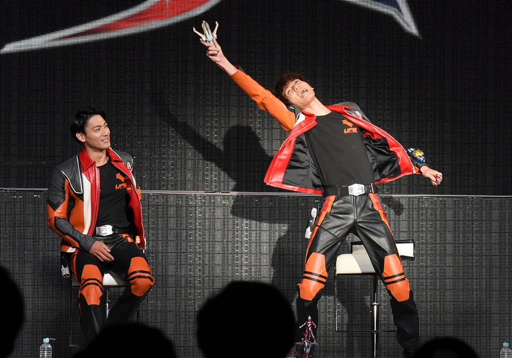 変身ポーズをキメる根岸拓哉さん
©円谷プロ