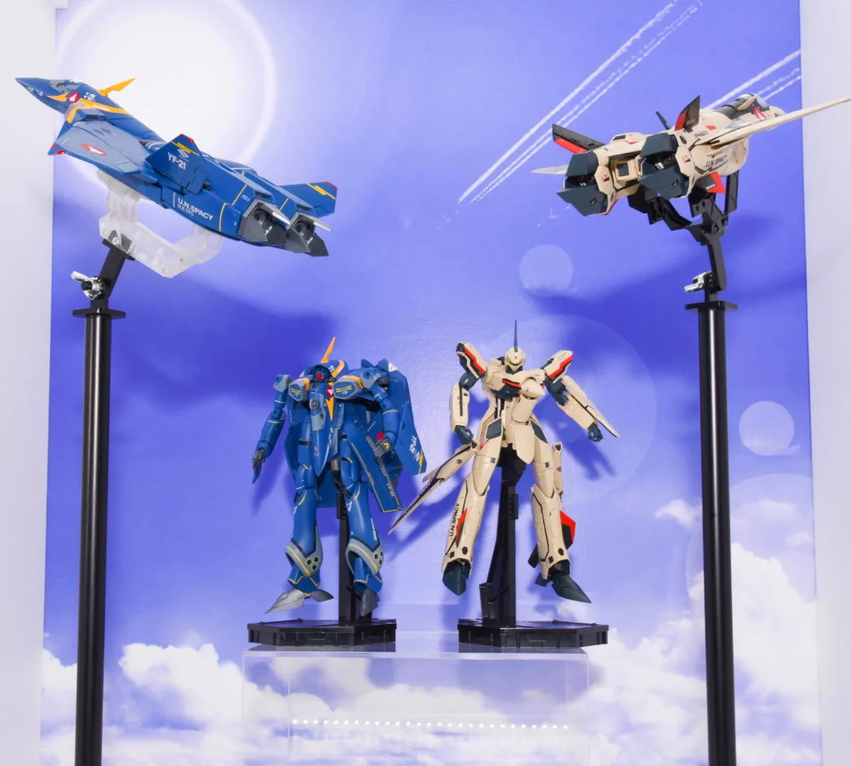 DX超合金 YF-19フルセットパック／店頭発売中
DX超合金 YF-21／参考展示
©1994 BIGWEST