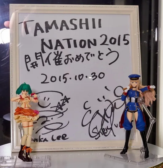 『マクロスF』からは、開催祝いのサイン色紙とともにシェリルとランカの S.H.Figuartsを展示。（参考出品）