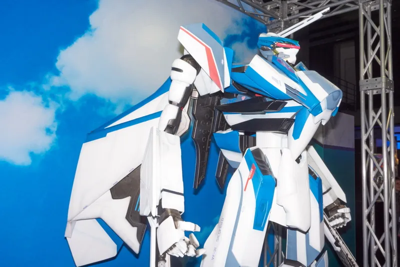 さらに会場には、バトロイド形態の「VF-31 ジークフリード」1/6スケール立像が登場！　並んで記念撮影できるフォトスポットとして人気でした。