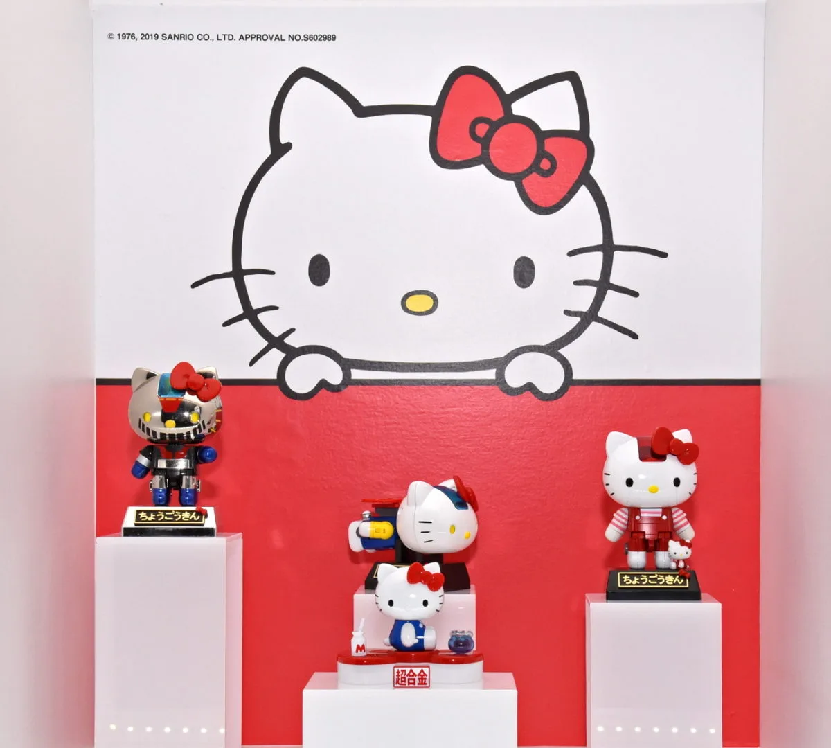 超合金 ハローキティ（45TH ANNIVERSARY）／2019年12月店頭発売予定
©1976, 2019 SANRIO CO. LTD.
超合金 ハローキティ（しましま）／店頭発売中
©1976, 2015 SANRIO CO. LTD.
超合金 ハローキティ（あお）／店頭発売中
©1976, 2014 SANRIO CO. LTD.
超合金 ハローキティ（マジンガーZカラー）／店頭発売中
©ダイナミック企画 ©1976, 2015 SANRIO CO. LTD.