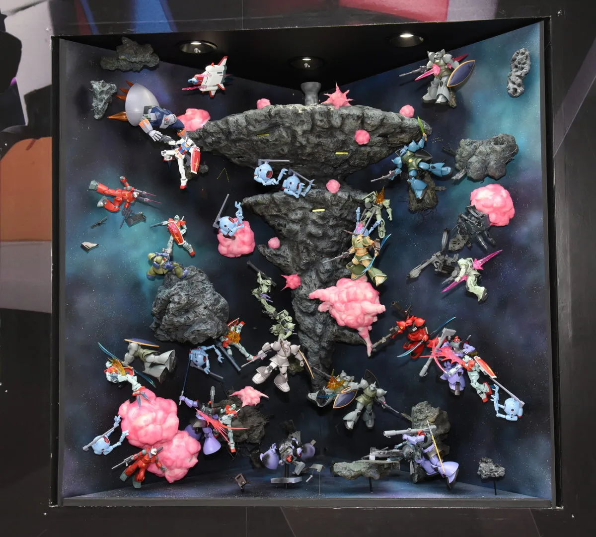 ROBOT魂 ＜SIDE MS＞ 『機動戦士ガンダム』 ver. A.N.I.M.E.シリーズ
「ア・バオア・クー」再現ジオラマ
©創通・サンライズ