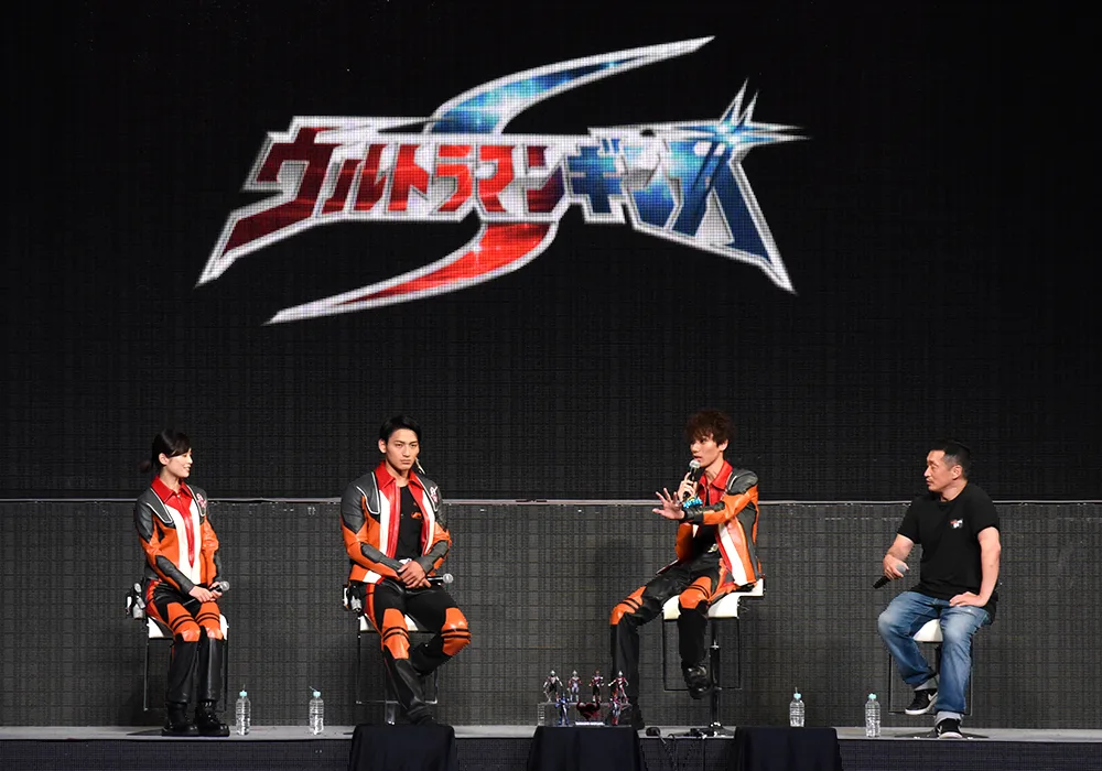 左から滝 裕可里さん（杉田アリサ隊員役）、宇治清高さん（ショウ役）、根岸拓哉さん（礼堂ヒカル役）、坂本浩一監督
©円谷プロ