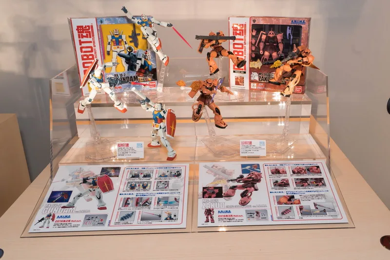 2016年4月発売予定となっている「ドム」のほか、「ガンキャノン」「ジム」「グフ」といったベーシックなMSに「G-3ガンダム」「シャア専用リック・ドム」や「ザク・デザートタイプ」といったバリエーションを参考出展。