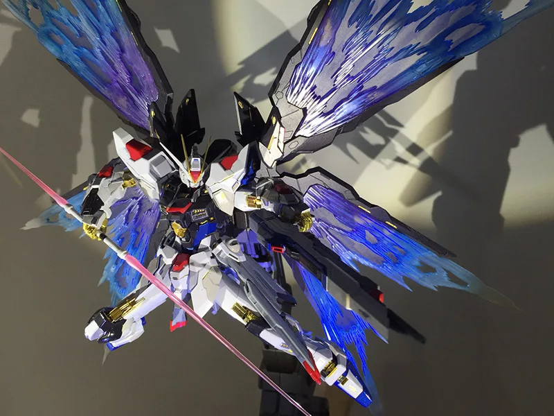 「METAL BUILD」の「ストライクフリーダムガンダム」「デスティニーガンダム」に、参考出品のオプション「光の翼」を装備。「魂ネイション2014」で展示されていたデスティニーガンダムのみのものよりディテールアップされています。