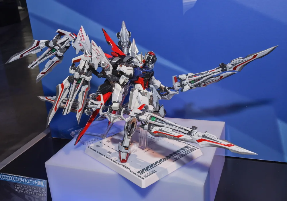 METAL BUILD ガンダムアストレイレッドフレームCCCCCCCC（カレトヴルッフ×8・フライトユニット装備）
©創通・サンライズ