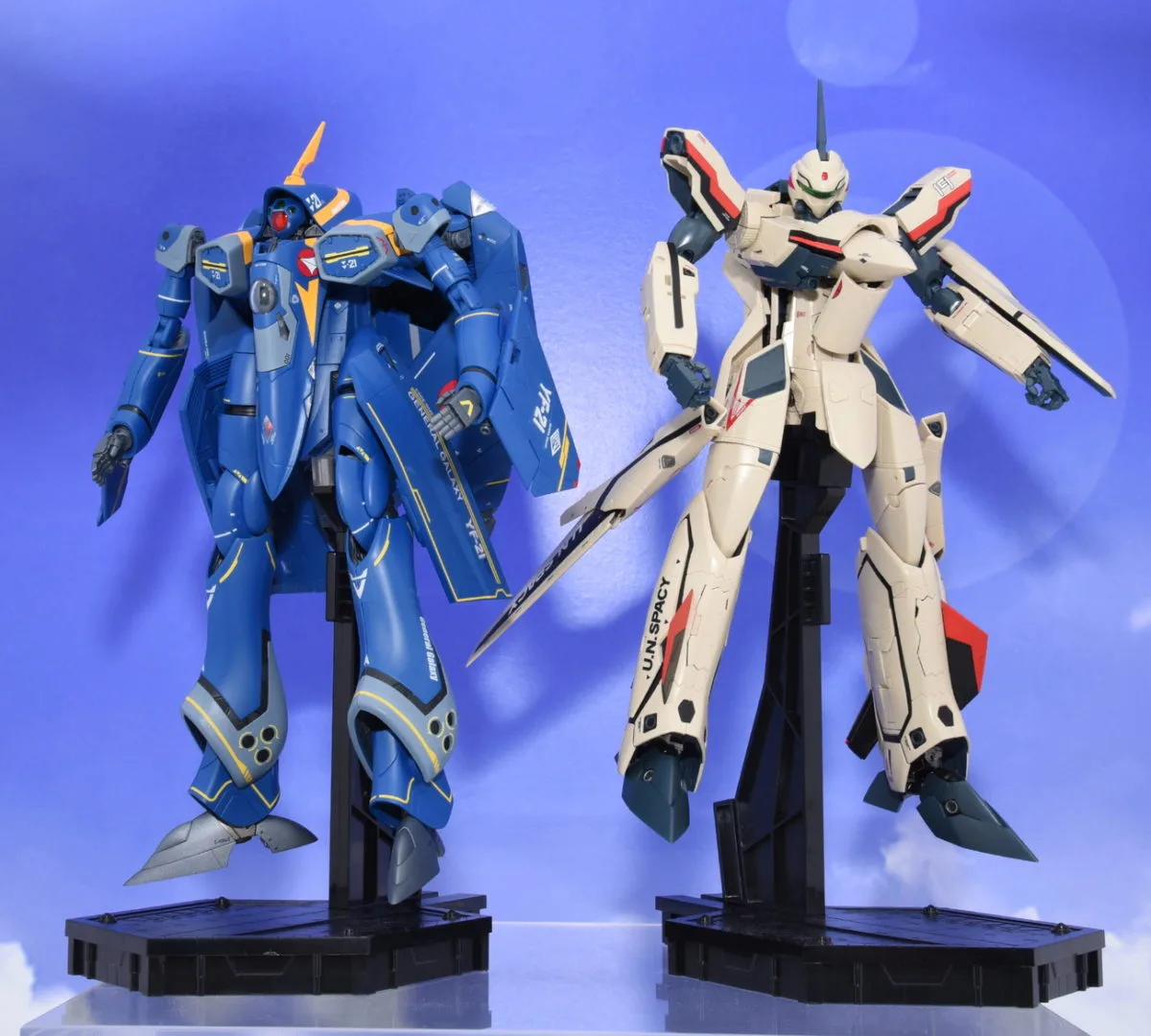 DX超合金 YF-19フルセットパック／店頭発売中
DX超合金 YF-21／参考展示
©1994 BIGWEST