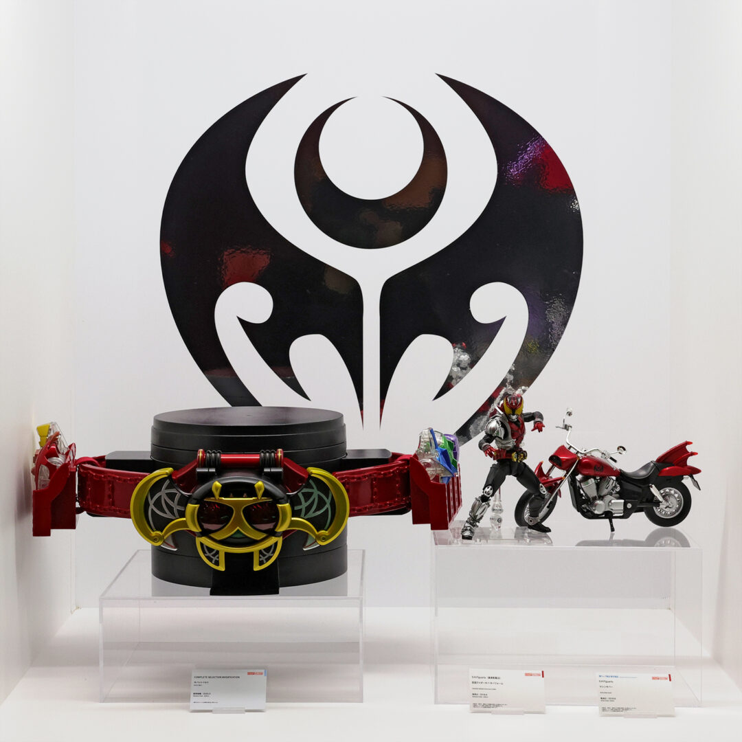 COMPLETE SELECTION MODIFICATION × S.H.Figuartsコーナー『仮面ライダーキバ』
※各商品は別売りです。 ※CSM発売元：バンダイ トイ事業部