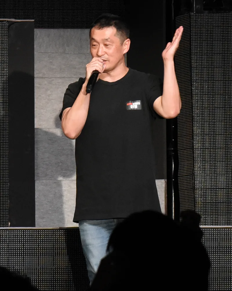 会場のファンへメッセージを贈る坂本浩一監督
©円谷プロ