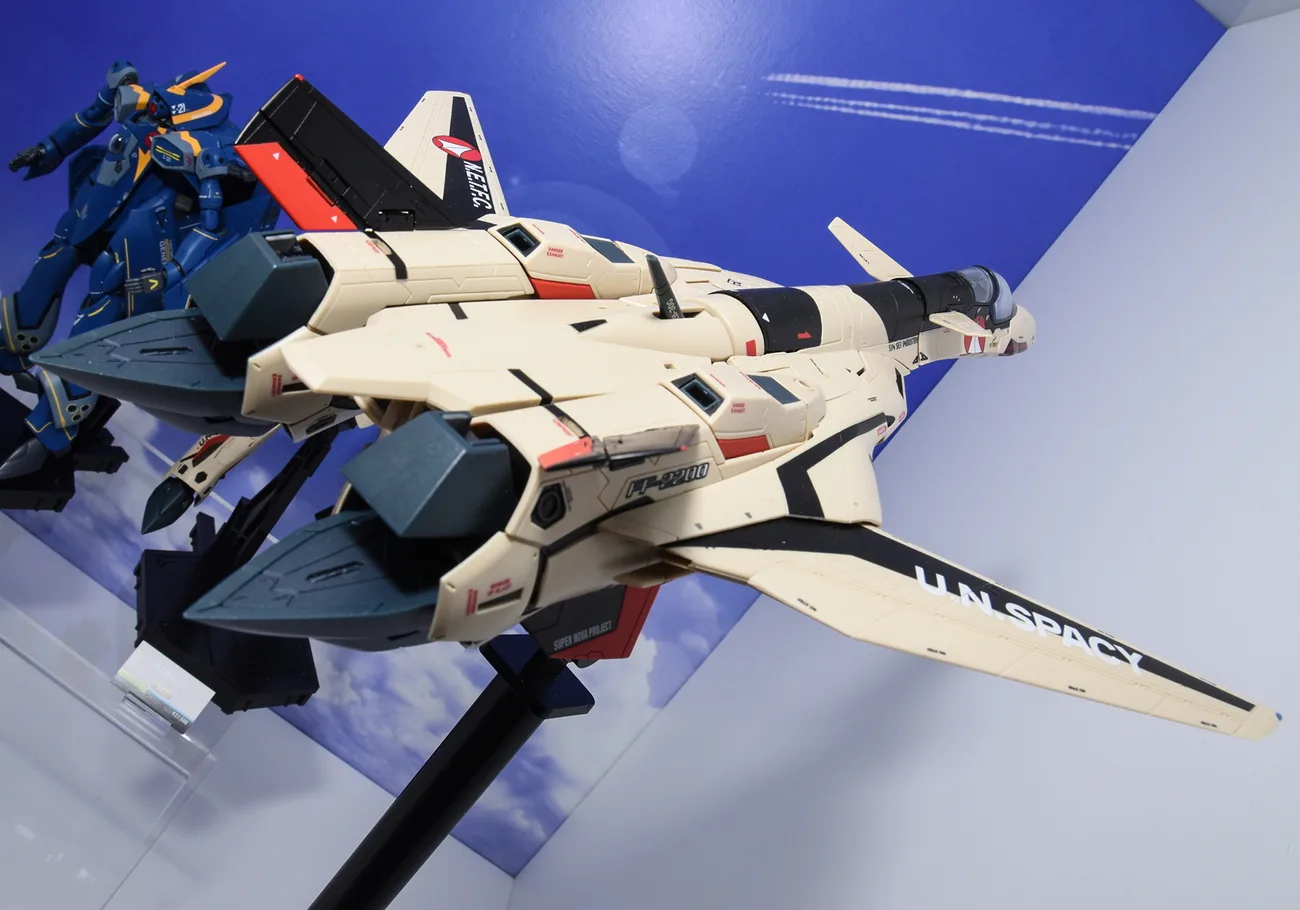 DX超合金 YF-19フルセットパック／店頭発売中
©1994 BIGWEST