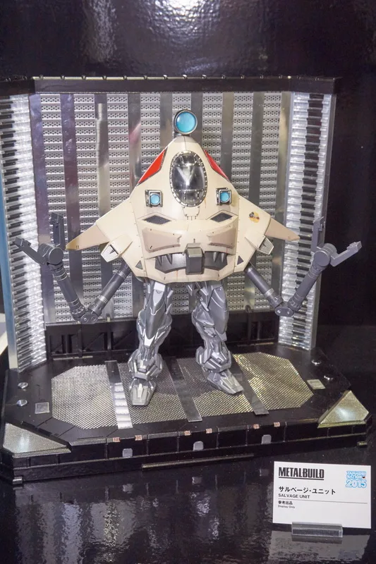 「METAL BUILD ガンダムアストレイレッドフレーム」のオプションパーツ参考出品には、「タクティカルアームズ」「パワードレッド」に加え、まさかの「サルベージ・ユニット」や、柄だけでも十分に巨大な「ガーベラ・ストレート Vol.2」まで!!