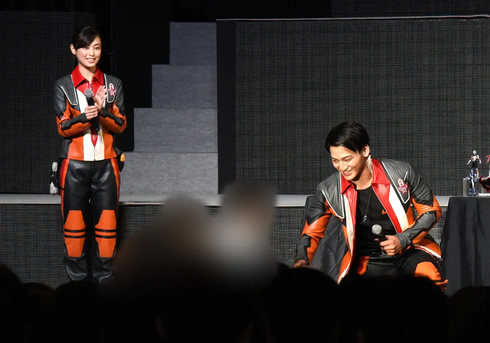 登壇ゲスト手渡しでのプレゼント抽選会
©円谷プロ