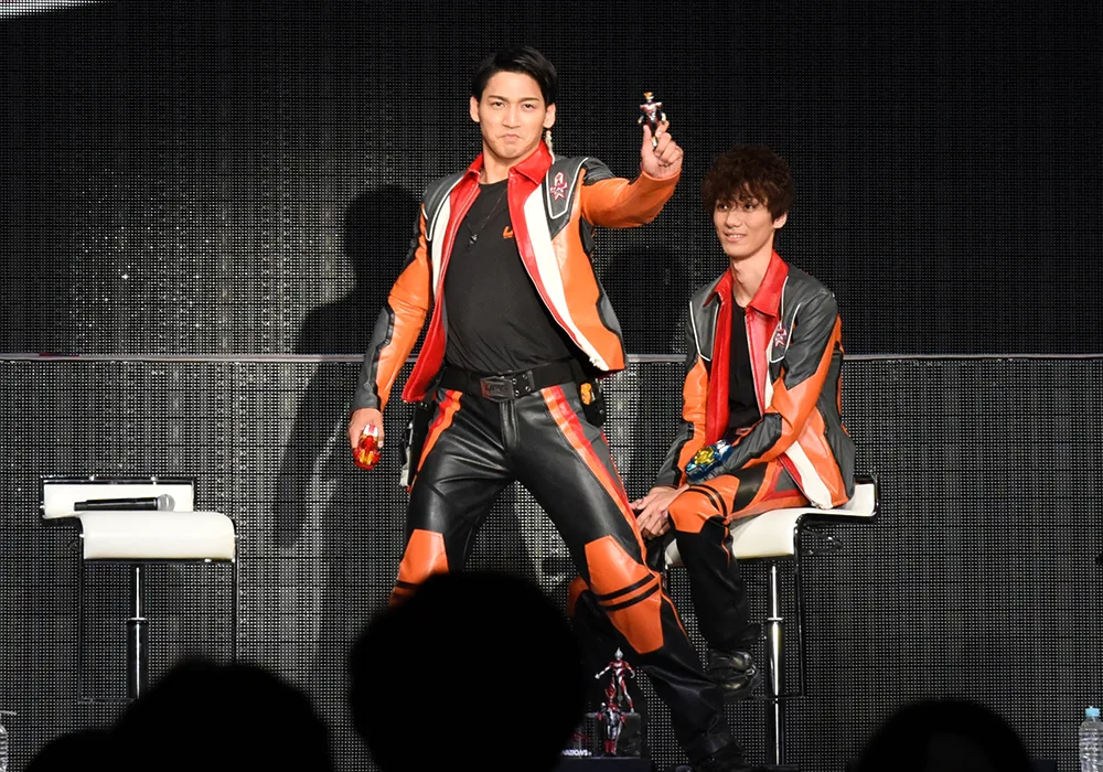 変身ポーズをキメる宇治清高さん
©円谷プロ