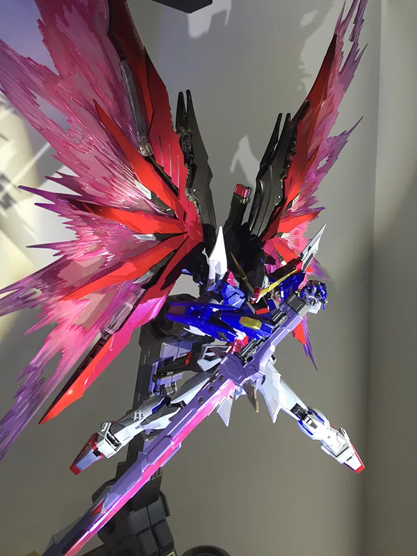 「METAL BUILD」の「ストライクフリーダムガンダム」「デスティニーガンダム」に、参考出品のオプション「光の翼」を装備。「魂ネイション2014」で展示されていたデスティニーガンダムのみのものよりディテールアップされています。