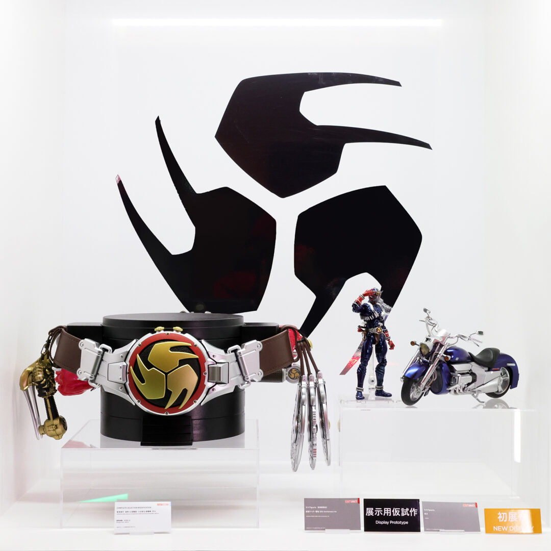 COMPLETE SELECTION MODIFICATION × S.H.Figuartsコーナー『仮面ライダー響鬼』
※各商品は別売りです。 ※CSM発売元：バンダイ トイ事業部