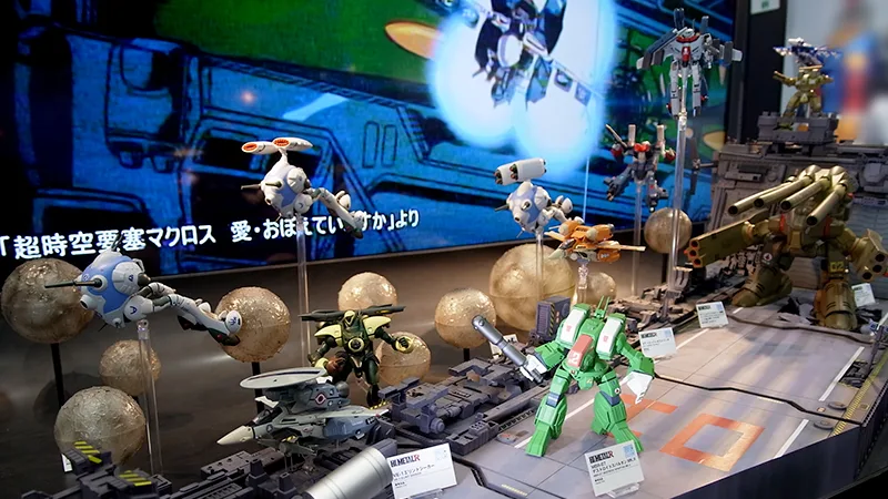 2014年11月の超時空超合金展でも展示された甲板の大ジオラマは、さらにパワーアップしてデストロイドやVF-1のバリエーション機が追加されています。