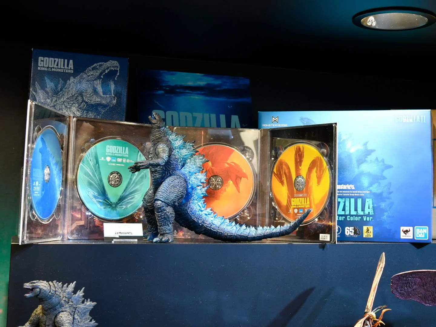 S.H.MonsterArts ゴジラ（2019） Poster Color Ver.／映像ソフト特典
©2019 Legendary. All Rights Reserved. TM & ©TOHO CO. LTD.MONSTERVERSE TM & ©Legendary