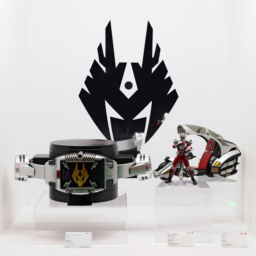 COMPLETE SELECTION MODIFICATION × S.H.Figuartsコーナー『仮面ライダー龍騎』
※各商品は別売りです。 ※CSM発売元：バンダイ トイ事業部