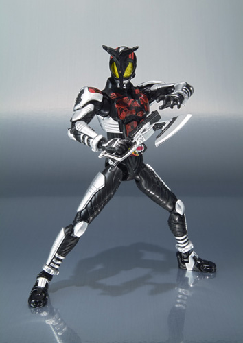S.H.Figuarts 仮面ライダーダークカブト | 商品一覧 | 魂ウェブ